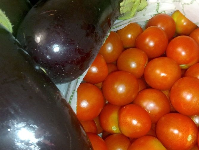 Auberginen und rote Tomaten